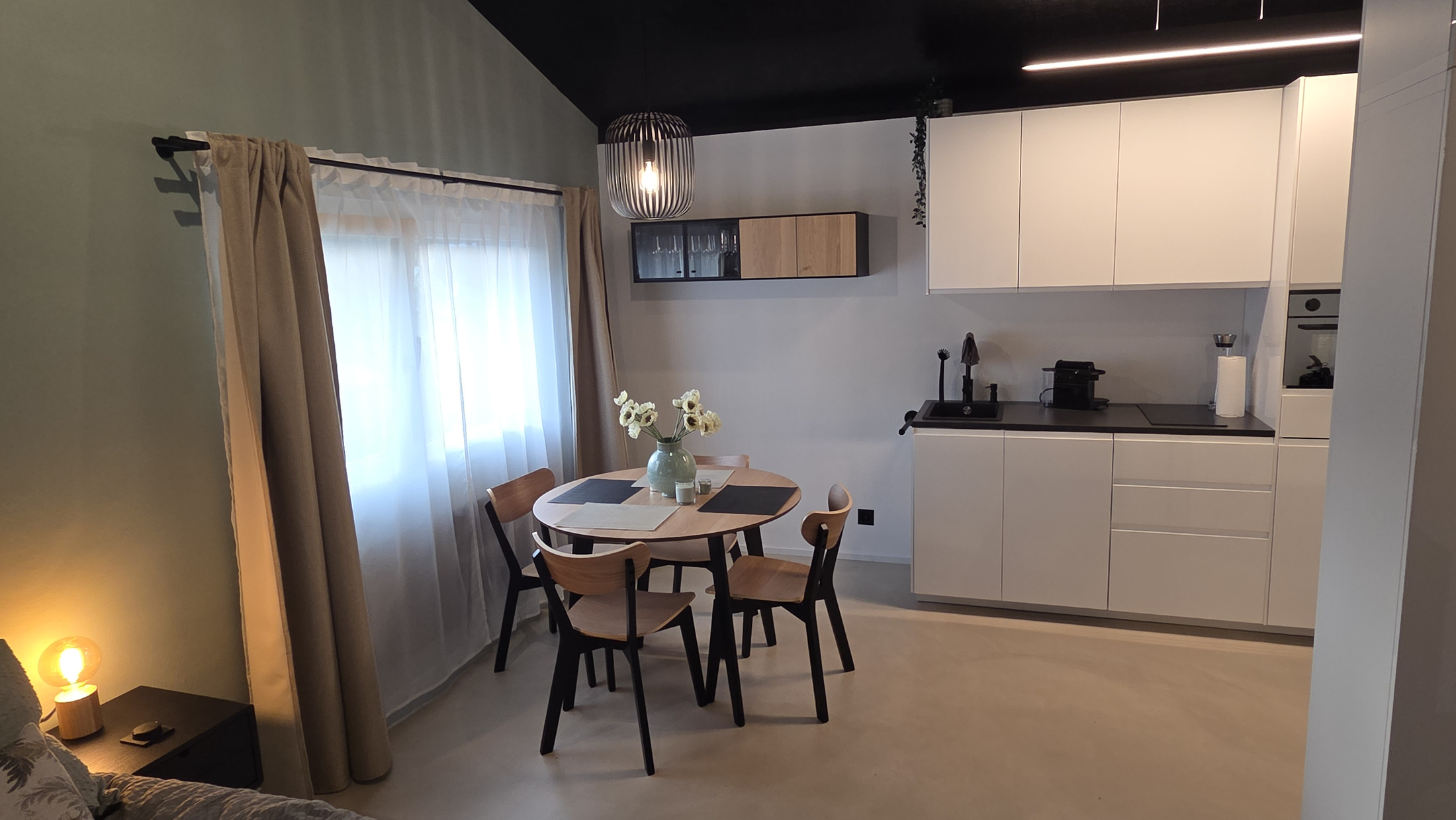 Ess- und Arbeitsbereich für Geschäftsreisende im Apartment